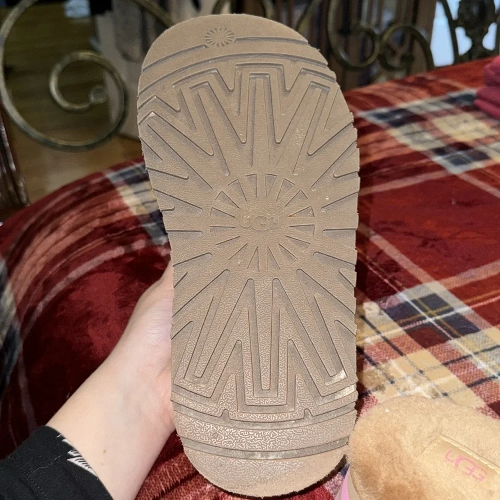 BRAND NEW UGG PLUSH SIZE 8 WOMENS